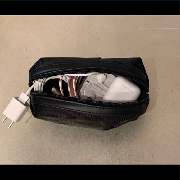 Tumi travel toiletry / cordkeeper bag - Picture 2 of 5